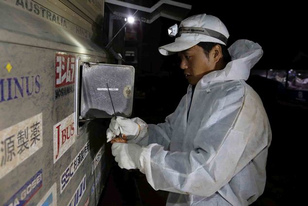 Junya Inoue uses a gauge to check the remaining fuel.