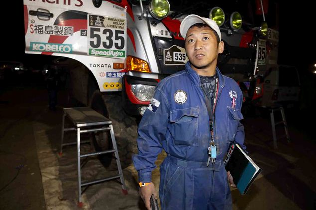 Kenji Kunimoto, mechanic in charge of Car 1, heads out to refuel.