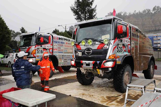 The team's two HINO500 Series trucks traveled together to La Paz.