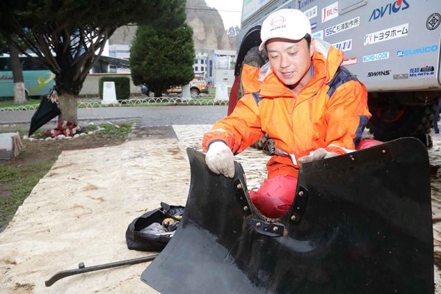 Junya Inoue inspects Car 2's flap.