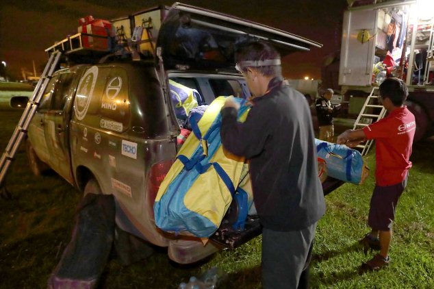 Support staff and mechanics set up the bivouac.