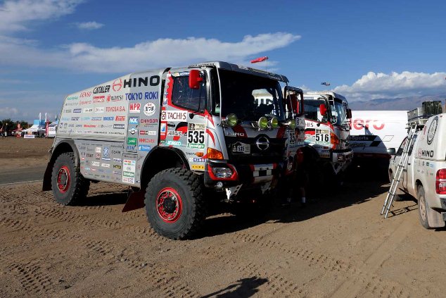 HINO500 Series trucks and assistance cars arrive at Chilecito.