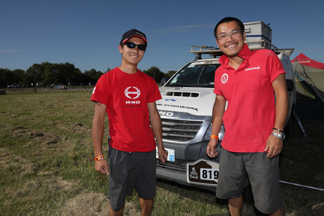 Koji Tanaka and Kohei Shimazaki arrive at the bivouac on their assistance car.