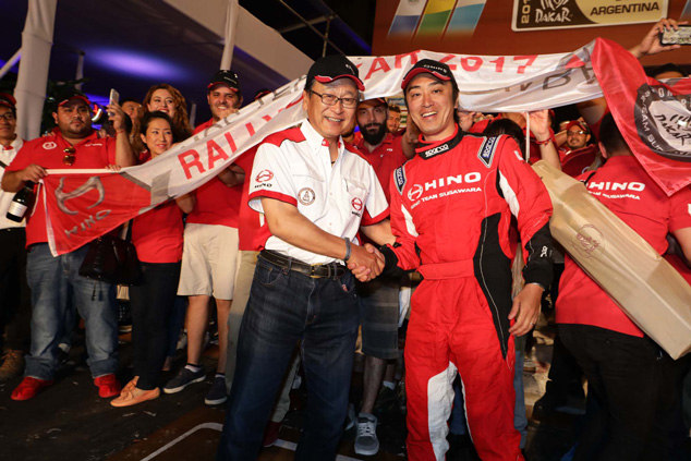 Mr. Ichikawa, Hino Motors chairman and Teruhito Sugawara exchange a solid handshake on the podium.