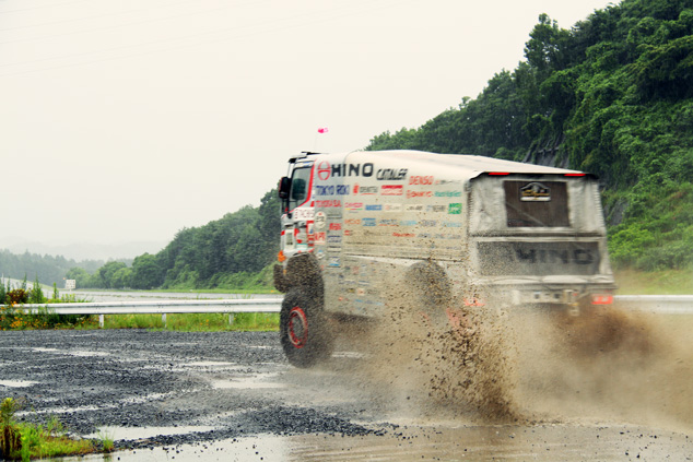 Car 1 driven by Yoshimasa Sugawara braves the rough weather in a show of its powerful driving performance. 