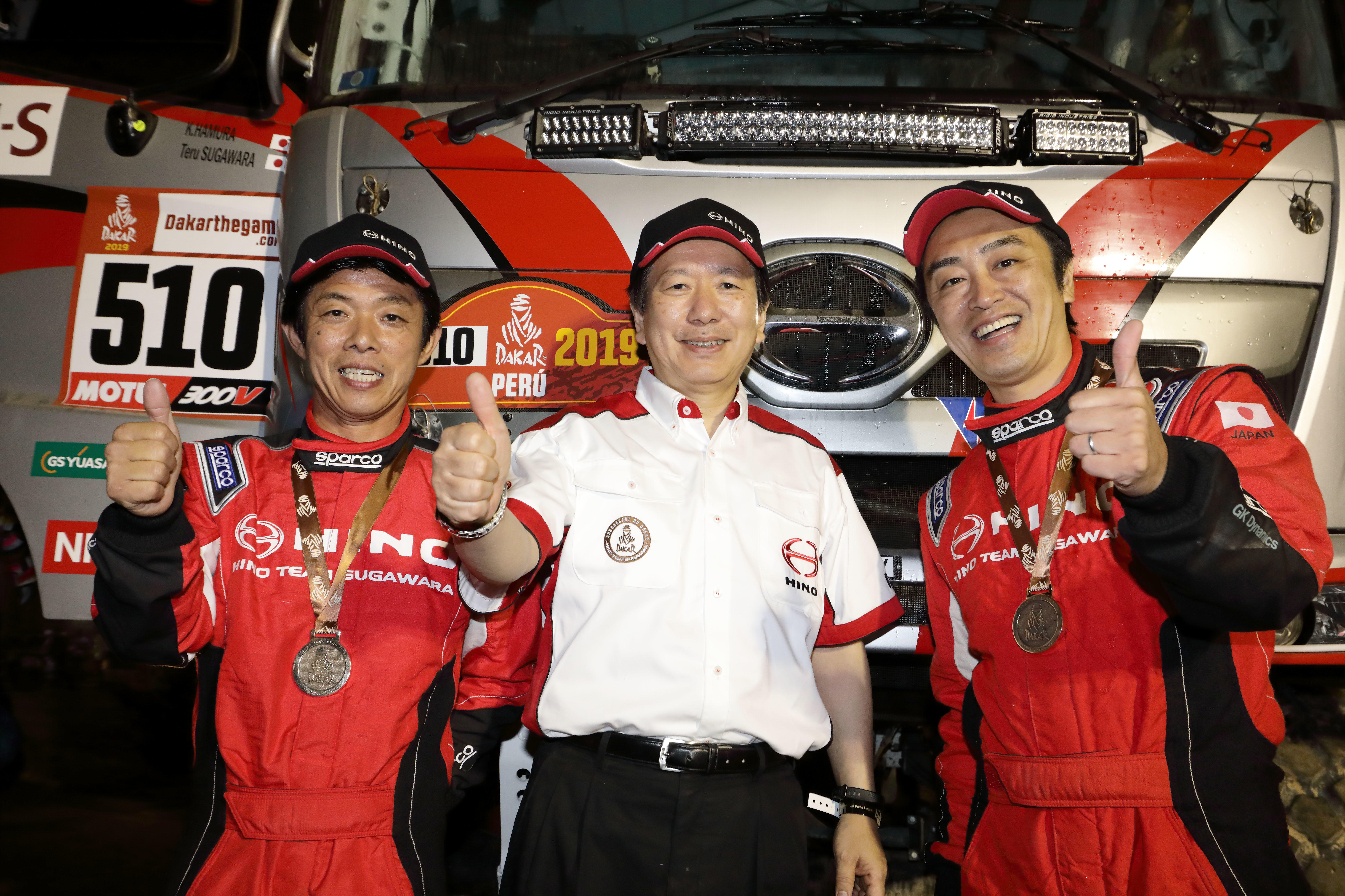 ★喜びを分かち合う、下社長と菅原照仁ドライバー(右)、羽村ナビゲーター(左).jpg
